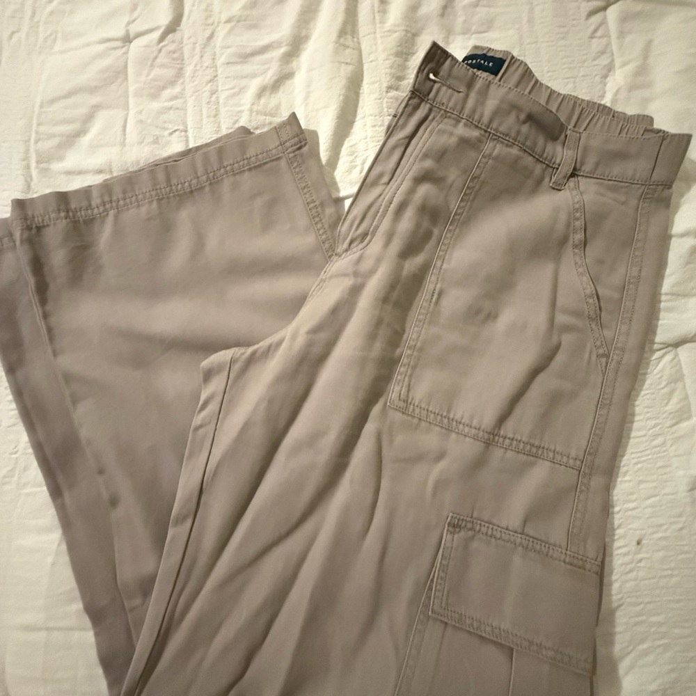 Aeropostale women’s Beige Cargo Pants